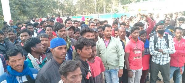 रोजगार की मांग को ले 7 गांवों के युवक-युवतियां पहुंचे कलेक्टोरेट, लगाई गुहार