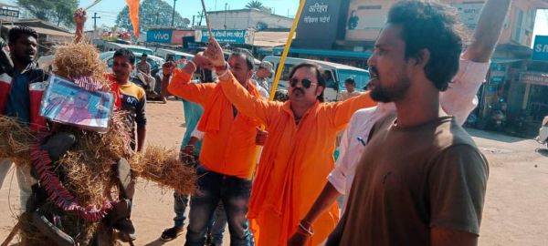 बजरंग दल ने मुख्यमंत्री का पुतला फूंका, पुलिस के साथ  झूमाझटकी