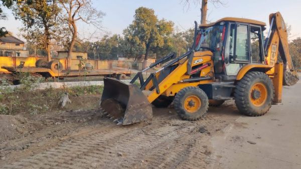 हाइवे से लगी जमीन पर अवैध कब्जे हटाए