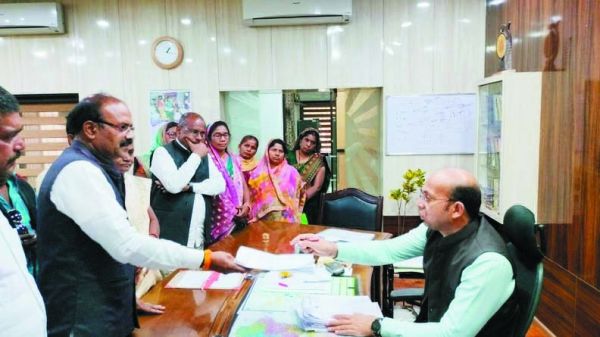 मुआवजे की मांग को लेकर किसानों ने कलेक्टर को दिया ज्ञापन