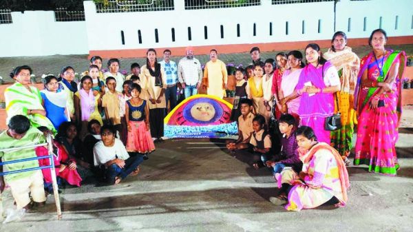 फूलों की प्रदर्शनी से महक उठा नवापारा