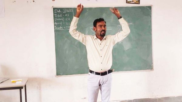 मोटिवेशनल ट्रेनर ने छात्र-छात्राओं को प्रेरक प्रशिक्षण दिया