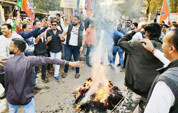 भाजपाईयों ने फूंका मंत्रियों का पुतला