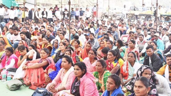 पीडीएस दुकानदार और कर्मी भी धरने पर