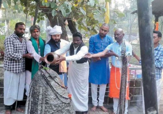 बस्तर महाराज ने कोटेश्वर महादेव के दर्शन कर जलाभिषेक किया