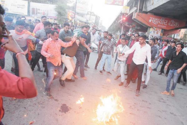  महावीर चौक में फूंका सीएम का पुतला
