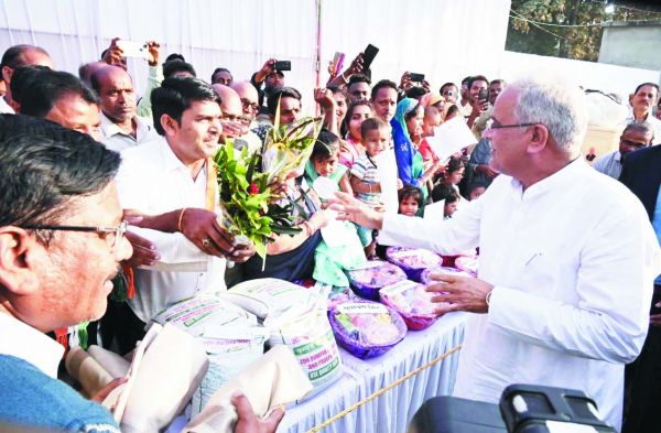 मुख्यमंत्री ने हितग्राहियों को वितरित की सामग्री