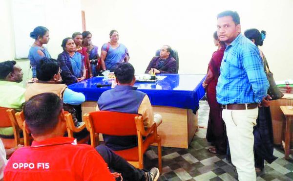 आंगनबाड़ी कार्यकर्ताओं राष्ट्रपति पीएम के नाम सौंपा ज्ञापन