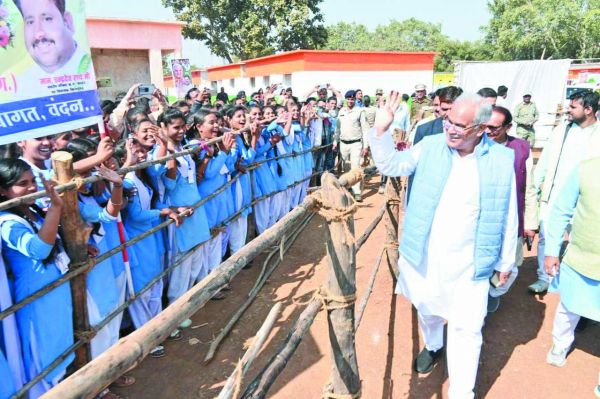 सीएम को विदा करने हेलीपैड पहुंचे स्कूली बच्चे 