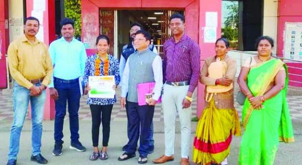 बीएसएफ में वंदना का चयन, कलेक्टर ने किया सम्मानित