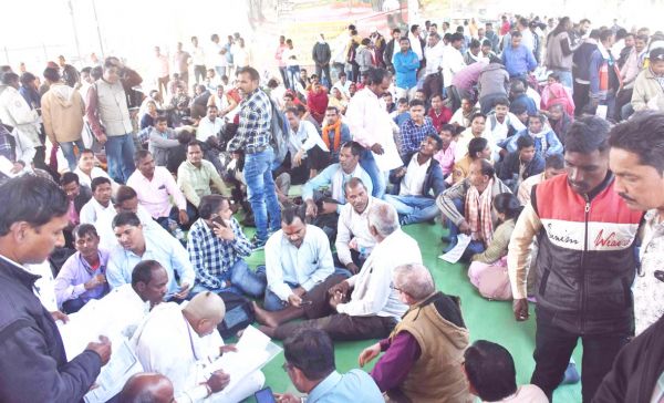 कुर्क की संपत्ति का पैसा नवेशकों को वापस दे, धरने पर बैठे एजेंट