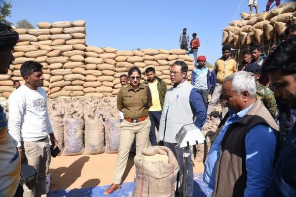कलेक्टर-एसपी ने अंदरूनी क्षेत्र के धान खरीदी केन्द्रों का किया आकस्मिक निरीक्षण