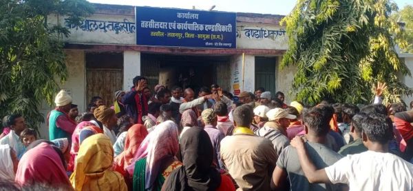 राशन वितरण नहीं, ग्रामीणों ने तहसील दफ्तर घेरा
