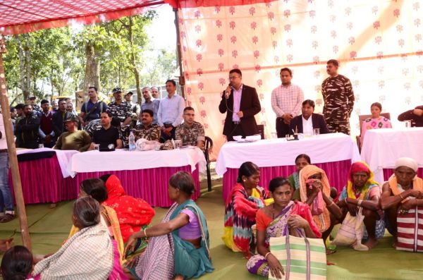 कलेक्टर-एसएसपी ने चांदामेटा में चौपाल लगाकर सुनी ग्रामीणों की समस्याएं