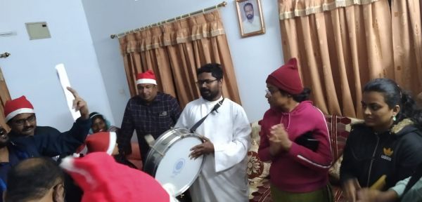 क्रिसमस पर्व पर ईसाई समुदाय के घरों में गाये जा रहे कैरोल सांग