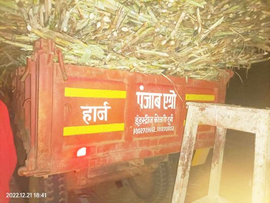 खड़ी ट्रैक्टर-ट्रॉली से टकराई बाइक, 2 मौतें