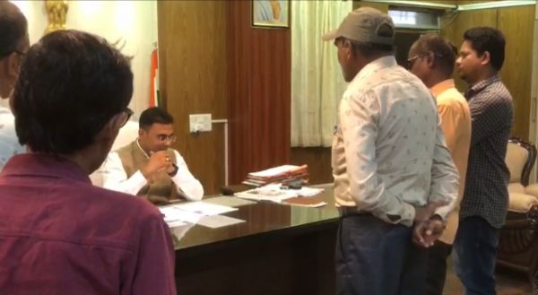 अविश्वास प्रस्ताव का मतदान कराने में देरी साजिश तो नहीं...
