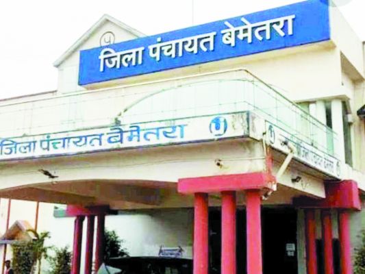 रोजगार के लिए प्रशिक्षण देने वाले वोकेशनल ट्रेनिंग सेंटरों में लगा ताला