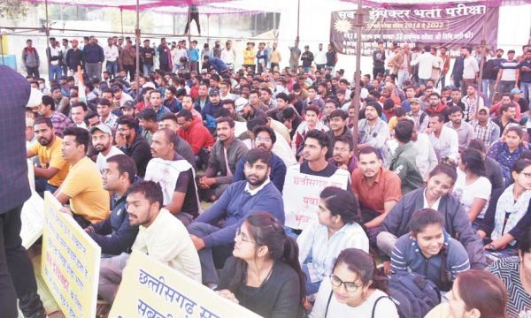 4 वर्ष बाद भी नहीं मिली नौकरी, एसआई भर्ती के अभ्यार्थियों का धरना