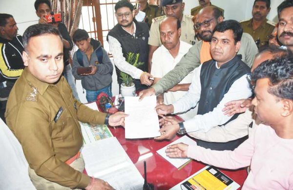 सीएम के खिलाफ अजाक थाने में शिकायत