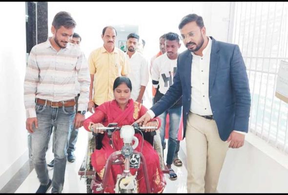 दिव्यांग युवती को कलेक्टर ने बैटरी चलित ट्राईसाइकिल दिया