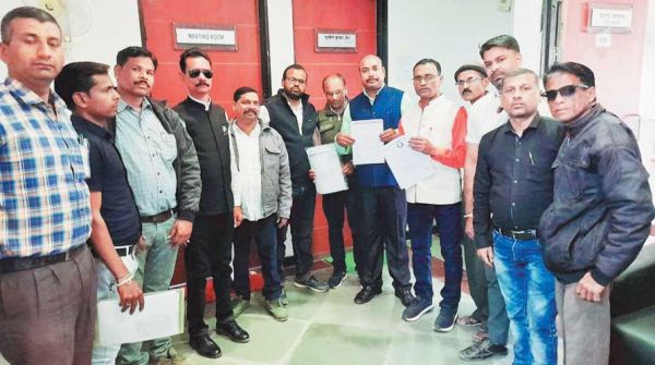 प्रधान पाठक पदोन्नति को ले टीचर्स एसो. ने सौंपा ज्ञापन