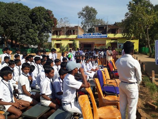 हमर बेटी हमर मान: पुलिस अफसरों ने दी बालिकाओं को कई जानकारी