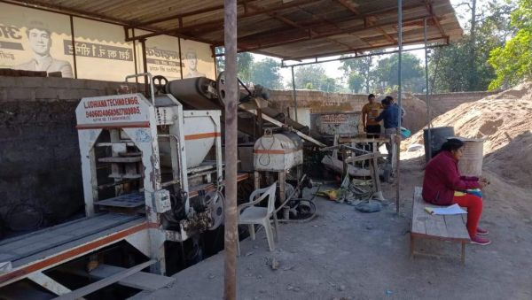 सीमेंट ईंट फैक्ट्री संचालक के विरुद्ध विभिन्न धाराओं में कार्रवाई