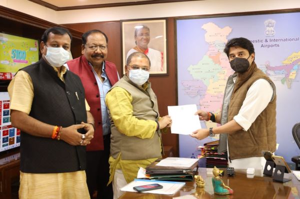 जगदलपुर से दिल्ली विमान सेवा के विस्तारीकरण के लिए ज्योतिरादित्य से सांसदों ने की भेंट