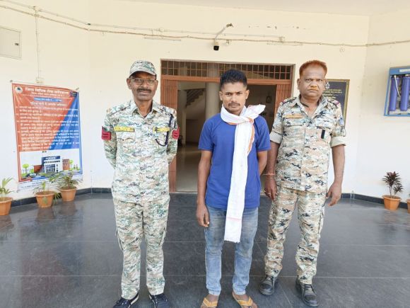 महिला से मारपीट, गिरफ्तार 