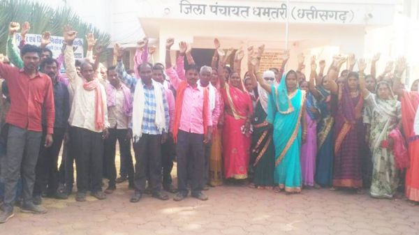 50 परिवारों को बेघर करने के विरोध में ग्रामीणों ने हल्ला बोला