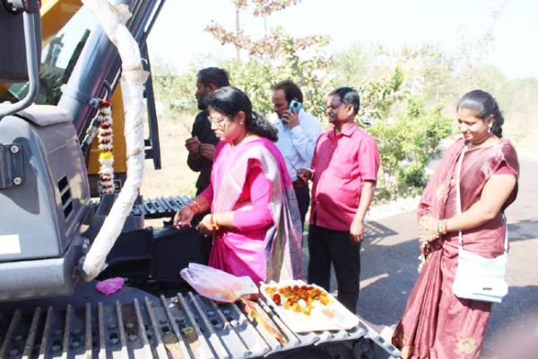 निगम ने लिया चैन माउंटेन एक्सवेटर मशीन