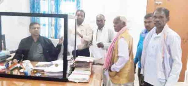 पट्टा दिलाने की मांग,  झाड़ीखैरी के ग्रामीणों ने सौंपा ज्ञापन