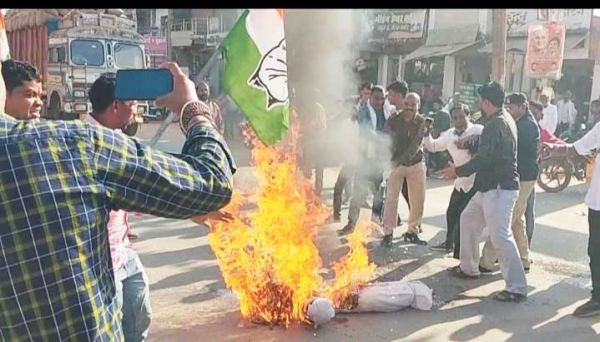 कांग्रेस कार्यकर्ताओं ने हरियाणा के गृहमंत्री का पुतला फूंका