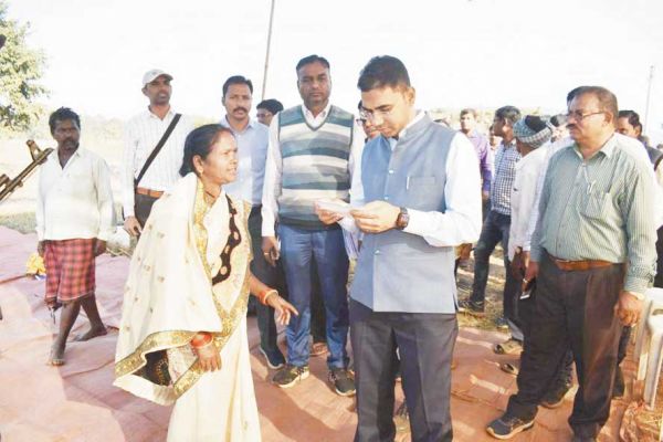 कलेक्टर ने सुदूर वनांचल गांव पहुंचकर वनाधिकार पत्रधारियों से की मुलाकात