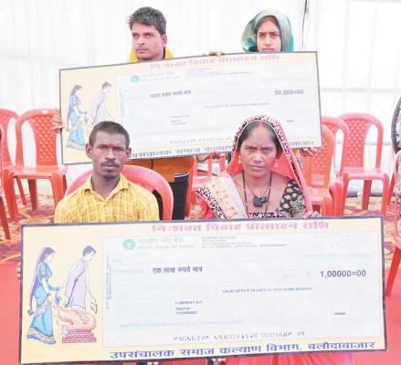 दिव्यांग डोमार और बोधनी को सीएम ने सौंपा 1-1 लाख का चेक