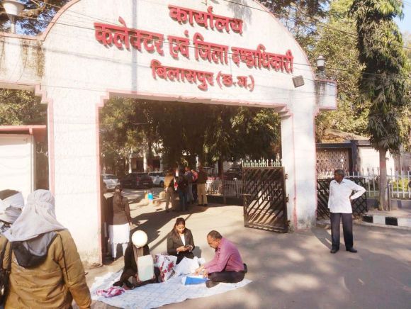 पिता से रेप का शिकार हुई बच्ची दो माह से सीडब्ल्यूसी के कब्जे में, मां धरने पर बैठी  