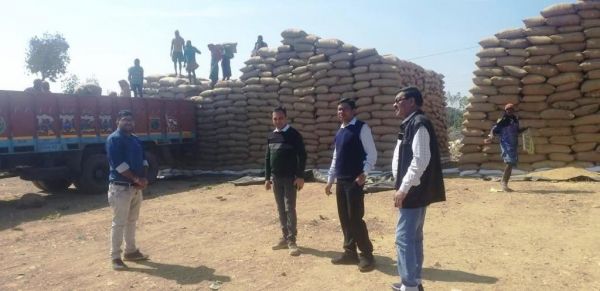 धान खरीदी केंद्रों में लगातार  हो रही है धान खरीदी