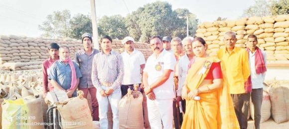 धान खरीदी केन्द्र पहुंचीं जनपद सभापति