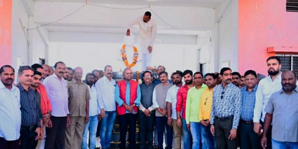 जयंती पर कुरुद में लगी अटलजी की प्रतिमा