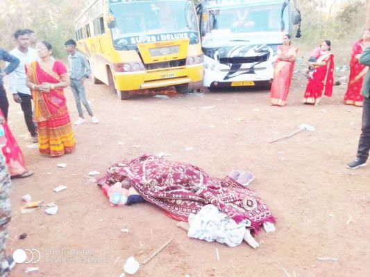 बेटे को बचाने मां रिवर्स होती बस के नीचे दबी, दोनों की मौत 