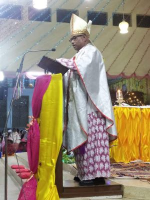 क्रिसमस पर गिरजाघरों में विशेष प्रार्थना, जश्न में डूबा मसीही समाज