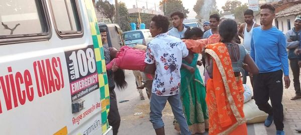 धान लोड ऑटो मोटरसाइकिल को टक्कर मारते बीच सडक़ पर पलटी, एक मौत, पांच घायल