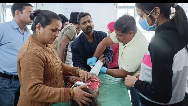 मासूम व महिला पर गिरा बाउंड्रीवॉल, दबने से बालिका की हालत गंभीर