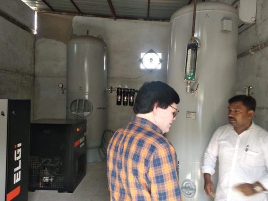 एक करोड़ का ऑक्सीजन प्लांट लगा, फिर भी मरीजों को दे रहे मोल की प्राणवायु