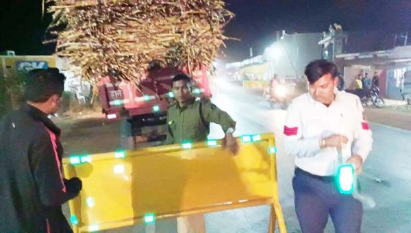 गन्ना गाडिय़ों में लगाया गया रिफ्लेक्टर टेप, 39 वाहन चालकों का कटा चालान