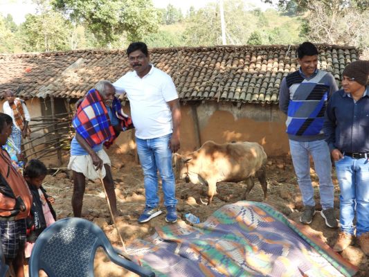 प्रभु यीशु की जन्म दिन पर  हॉस्टल अधीक्षक और शिक्षक ने पहाड़ी कोरवाओं को बांटे गरम कपड़े