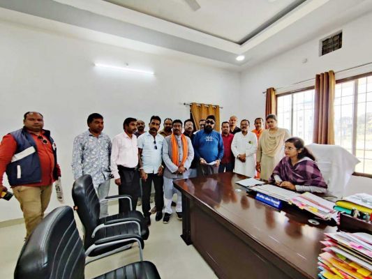 मेला कराने कलेक्टर से मिली समिति