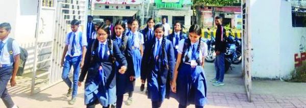 आत्मानंद विद्यालय से निकल रहे प्रतिभावान छात्र