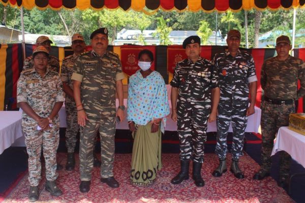 ईनामी महिला नक्सली का समर्पण